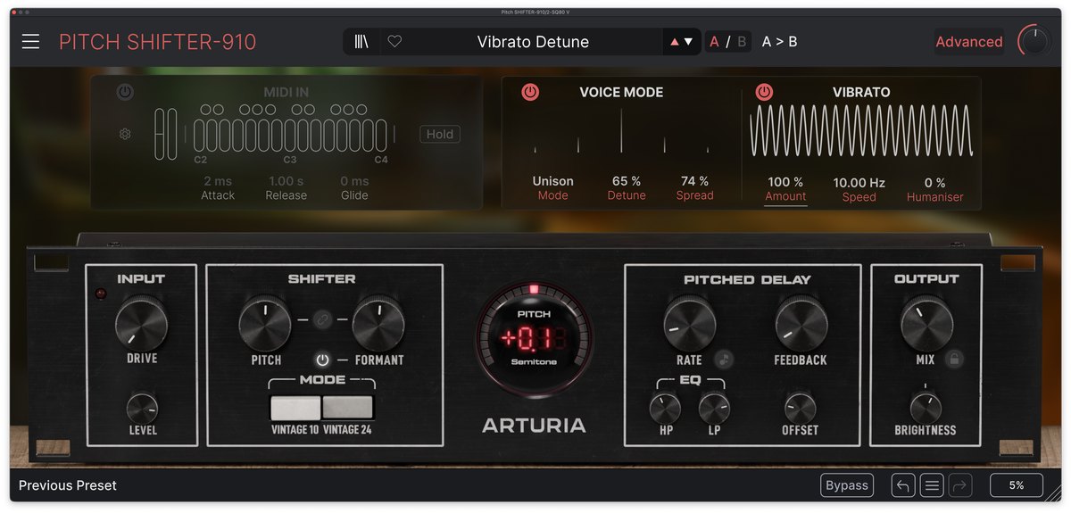 Pitch SHIFTER-910のAdvancedの画面。上段にVoice ModeとVibratoの設定が表示されている