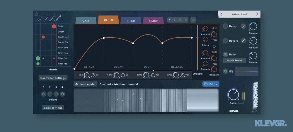 青灰色の背景に、Tomofonの画面が置かれている。Gain、Depth、Pitch、Filterのタブと、エンベロープの曲線、下に波形の表示がある