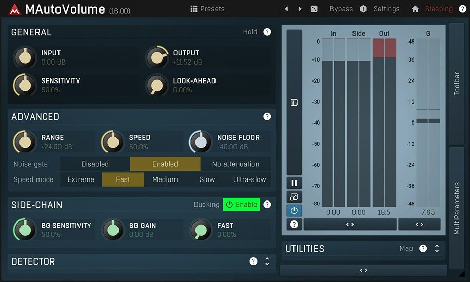 MAutoVolumeの画面(明るい配色)。Input、Output、Sensitivity、Look-ahead、Advanced、Side-chain、Detectorの欄と、右にメーターが並ぶ