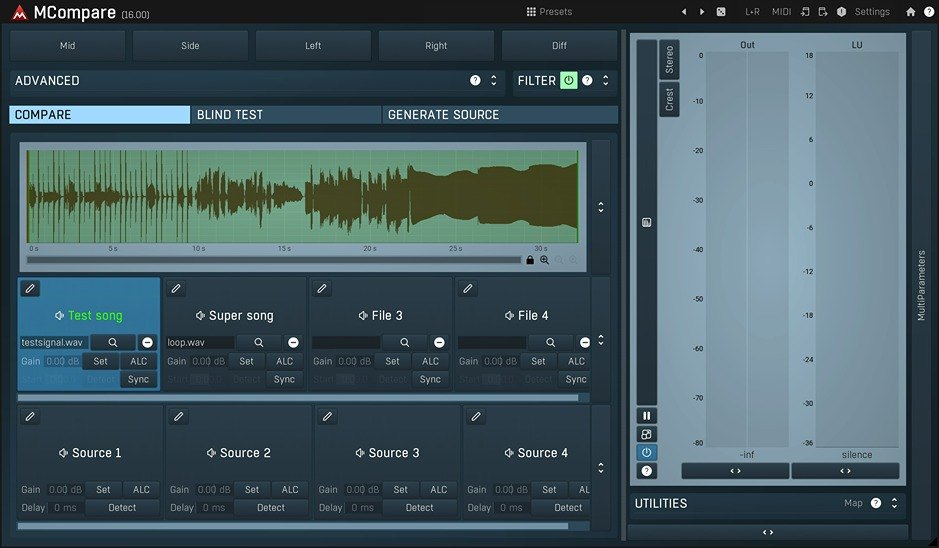 MCompareの画面（水色の配色）。上にCOMPARE、BLIND TEST、GENERATE SOURCEのタブ、波形、Test songなどのファイルのスロットと、Source 1〜4が並ぶ
