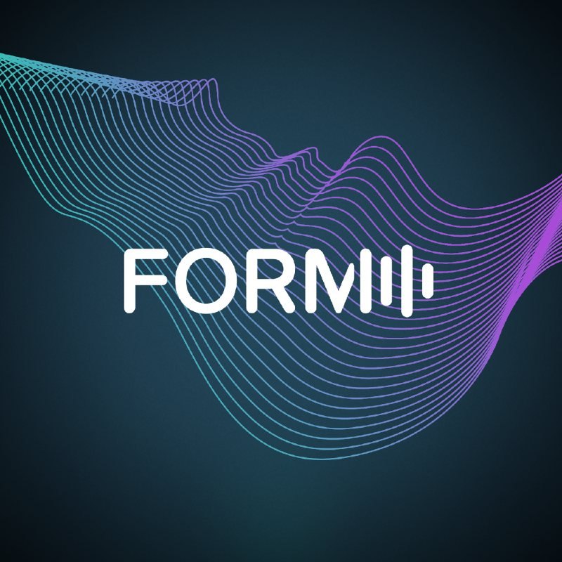FORMのロゴ。濃い緑の背景に、紫と青緑の曲線の模様があり、中央に「FORM」と書かれている