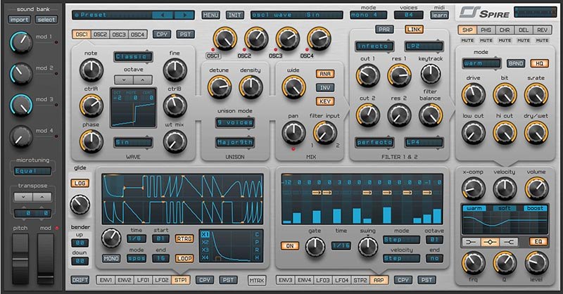Spireの画面（明るい灰色）。左上にOSC1〜OSC4、中央にUnisonとFilter、右にエフェクト、下にエンベロープとステップシーケンサーが並ぶ