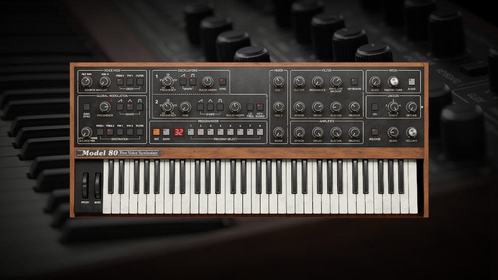 Model 80の画面。上にOscillators、Mixer、Filter、Amplifier、Pitch、Unison、Programmerの操作部があり、下に木のフレームの鍵盤がある