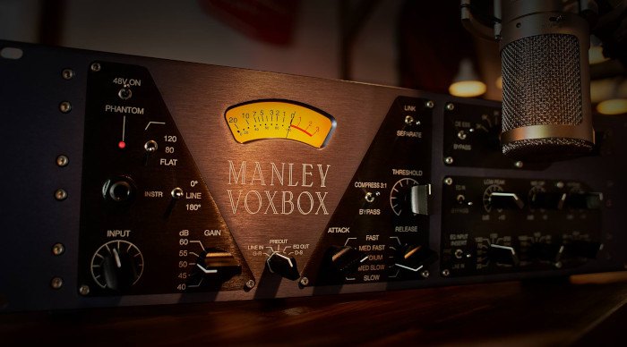 暗い部屋に置かれたManley VOXBOXの写真風の画像。右上にマイクが写っている