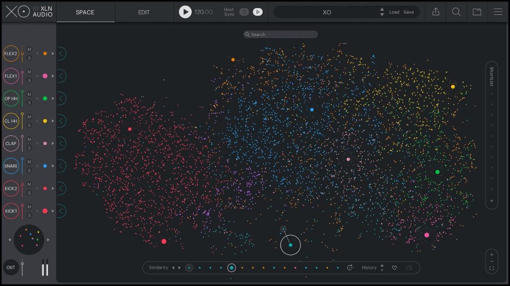 XOのSPACEの画面。多数の点が色分けされて散らばり、左に楽器ごとのトラックが並ぶ